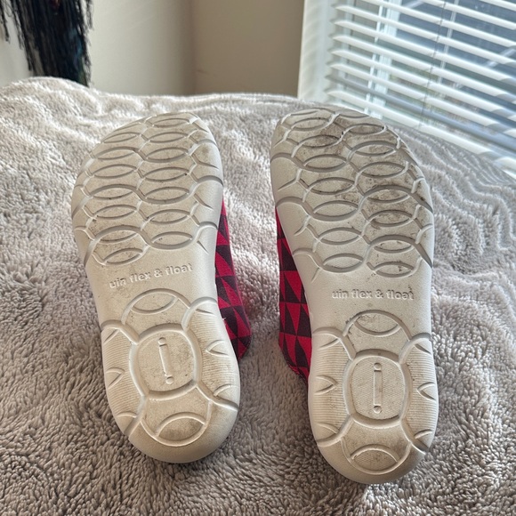 UIN Red and Black Patterned Mules - Picture 4 of 4